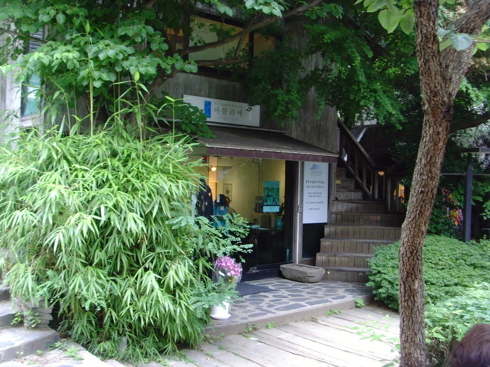 A cafe where memories return — 1